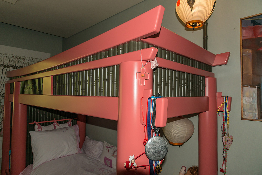 Κρεβάτι διώροφο σε σχήμα παγόδας με μασίφ στρογγυλές κολώνες ταμπλάδες σε σχήμα καλάμι με κρυφή σκάλα.
