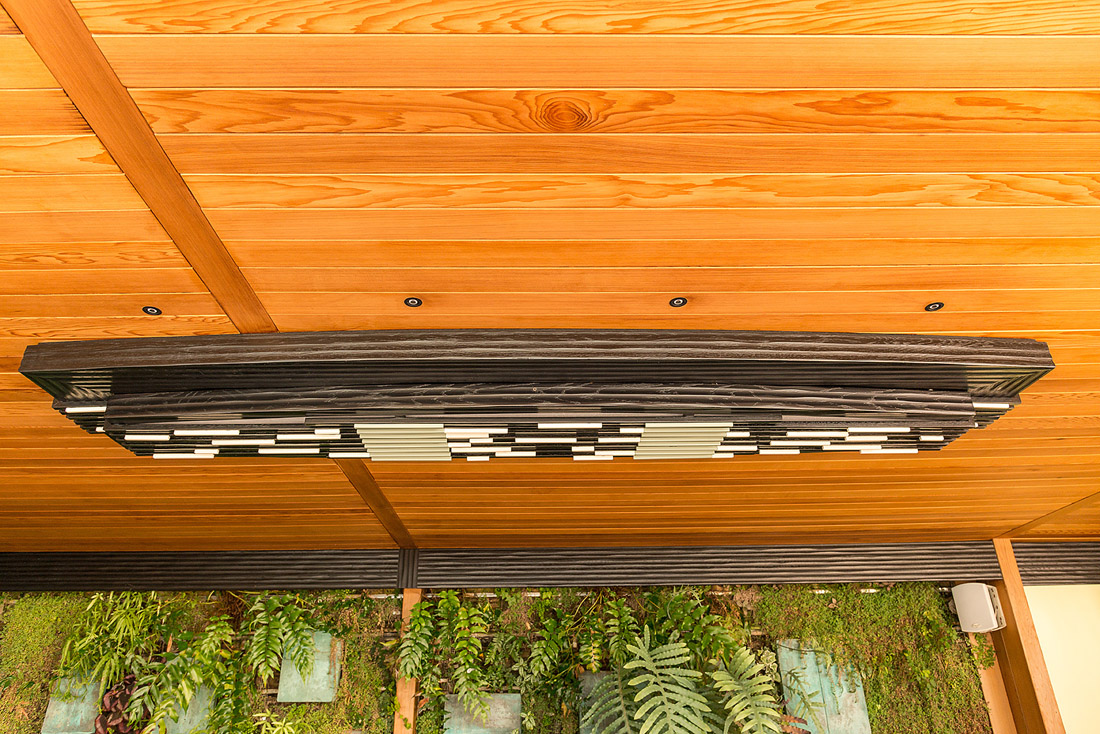 Οροφή από μασίφ ξυλεία κέδρου αλάσκας. Φωτιστικό 2,5mm από μασίφ ξυλεία δρυς σκαμμένη ακανόνιστα, περασμένη σε βούρτσα για να ανοίξει ο πόρος. Η σύνθεση είναι με shoggi panel.